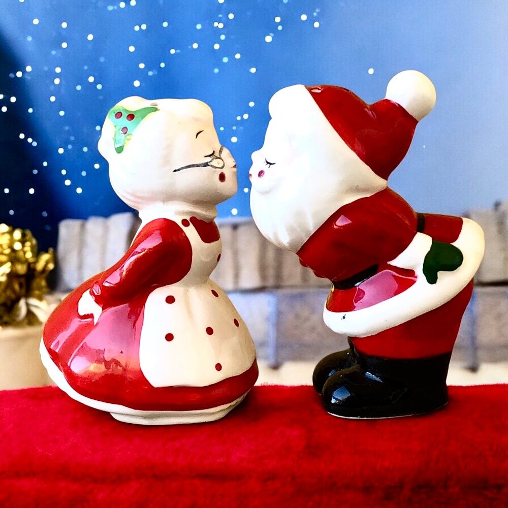 Lefton Kissing Santa. & Mrs. Claus Salt + Pepper Shakers Vintage 80's